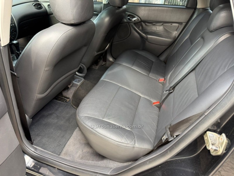 FOCUS 2.0 GHIA 16V GASOLINA 4P MANUAL - 2006 - FARROUPILHA
