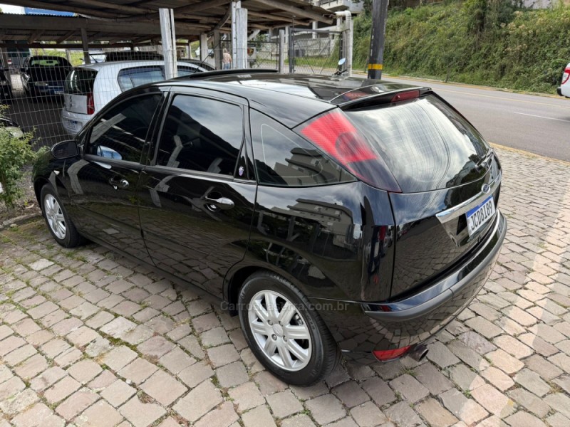 FOCUS 2.0 GHIA 16V GASOLINA 4P MANUAL - 2006 - FARROUPILHA
