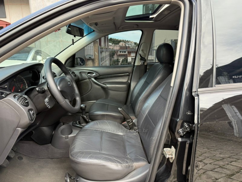 FOCUS 2.0 GHIA 16V GASOLINA 4P MANUAL - 2006 - FARROUPILHA