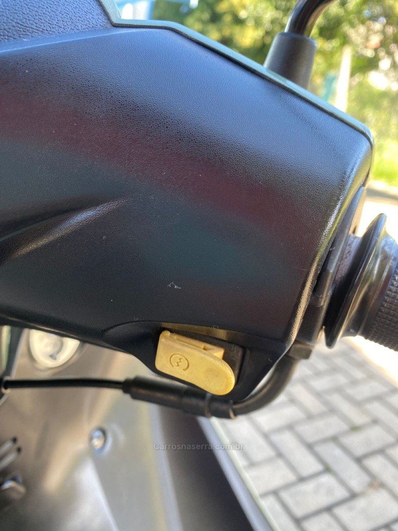 BIZ 125 ES - 2011 - CANELA