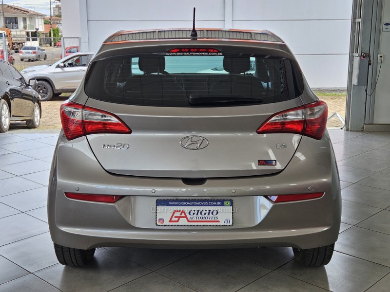 HB20 1.6 COMFORT PLUS 16V FLEX 4P MANUAL - 2017 - TAPEJARA