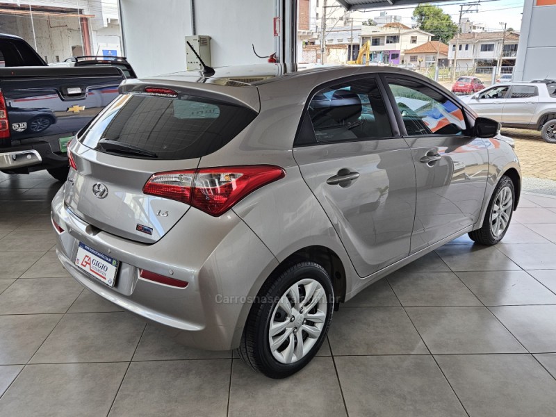 HB20 1.6 COMFORT PLUS 16V FLEX 4P MANUAL - 2017 - TAPEJARA