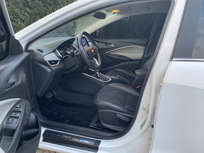 ONIX 1.0	PREMIER PLUS 8V TURBO FLEX 4P AUTOMÁTICO - 2021 - CAXIAS DO SUL