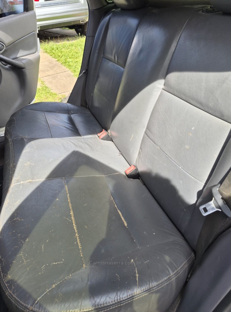 FOCUS 1.8 16V GASOLINA 4P MANUAL - 2001 - CAXIAS DO SUL