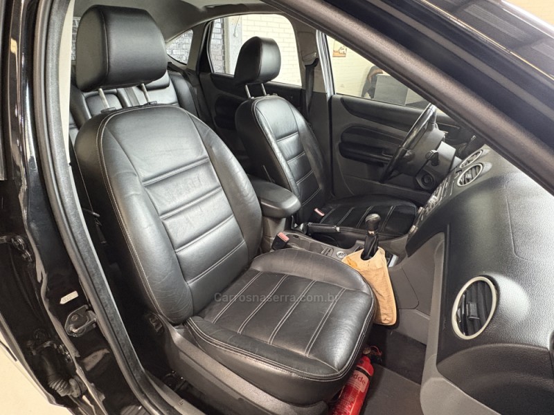 FOCUS 2.0 TITANIUM HATCH 16V FLEX 4P MANUAL - 2013 - CAXIAS DO SUL