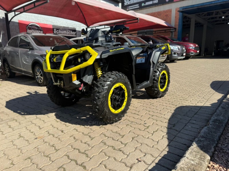 outlander  2019 brochier