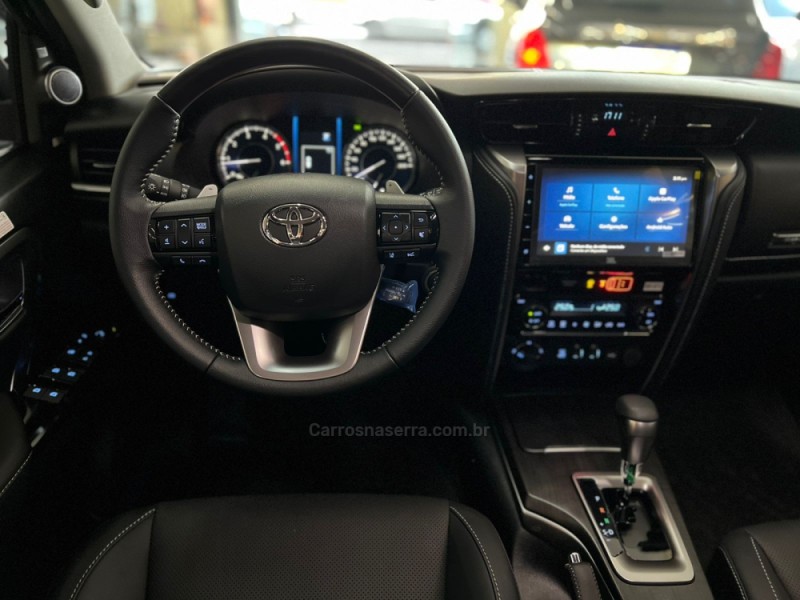 HILUX SW4 2.8 4X4 SRX PLATINUM TURBO 7 LUGARES DIESEL 4P AUTOMÁTICO - 2025 - CAXIAS DO SUL