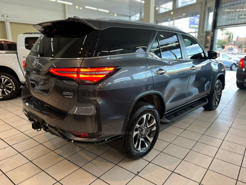 HILUX SW4 2.8 4X4 SRX PLATINUM TURBO 7 LUGARES DIESEL 4P AUTOMÁTICO - 2025 - CAXIAS DO SUL