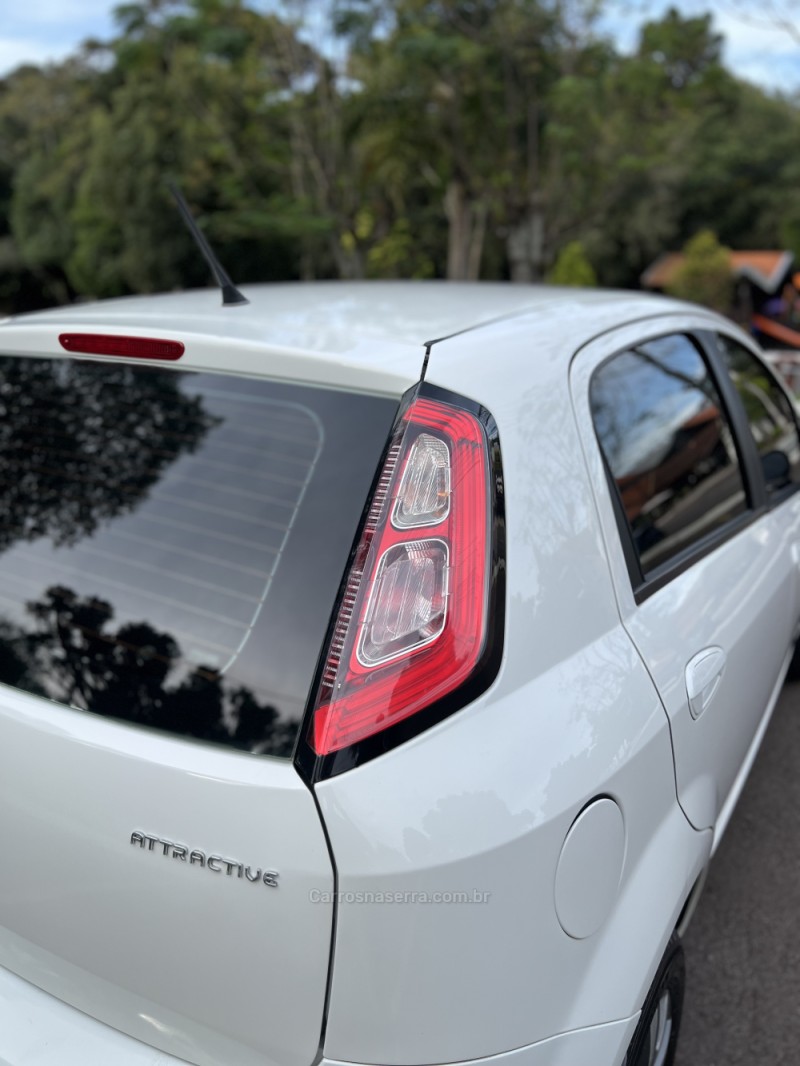 PUNTO 1.4 ATTRACTIVE ITALIA 8V FLEX 4P MANUAL - 2013 - NOVA PRATA