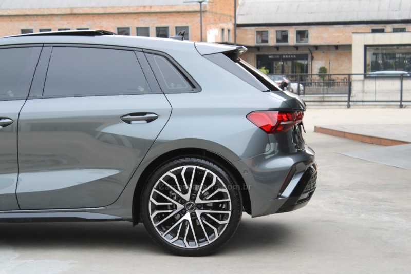 A3 2.0 TFSI 40 PERFORMANCE BLACK SPORTBACK GASOLINA 4P AUTOMÁTICO - 2025 - CAXIAS DO SUL