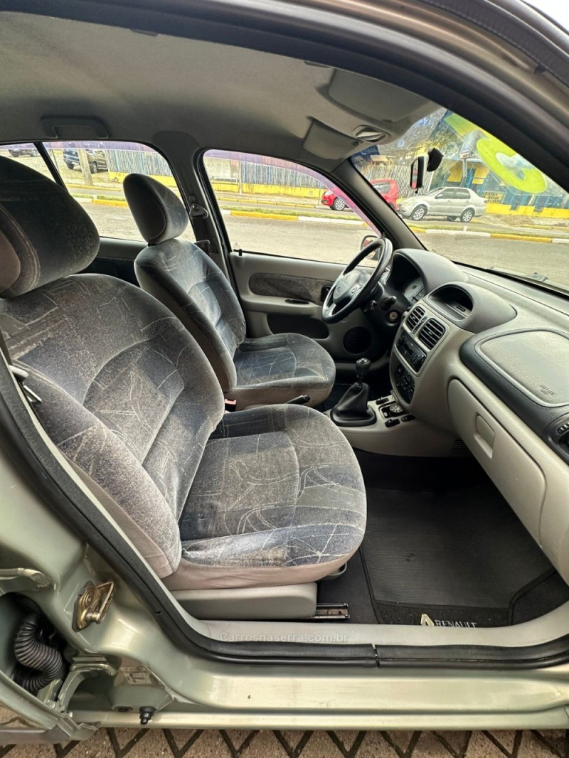 CLIO 1.6 PRIVILÉGE SEDAN 16V FLEX 4P MANUAL - 2005 - PAROBé