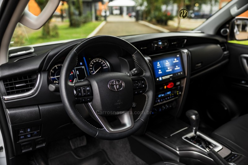 HILUX SW4 2.8 4X4 SRX PLATINUM TURBO 7 LUGARES DIESEL 4P AUTOMÁTICO - 2024 - PORTO ALEGRE