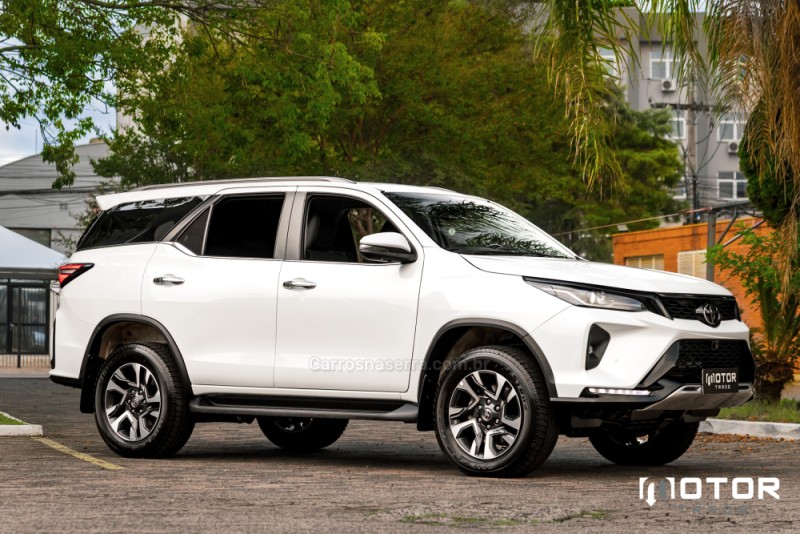 HILUX SW4 2.8 4X4 SRX PLATINUM TURBO 7 LUGARES DIESEL 4P AUTOMÁTICO - 2024 - PORTO ALEGRE