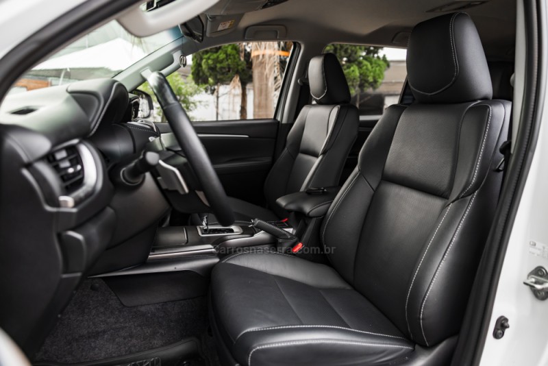 HILUX SW4 2.8 4X4 SRX PLATINUM TURBO 7 LUGARES DIESEL 4P AUTOMÁTICO - 2024 - PORTO ALEGRE