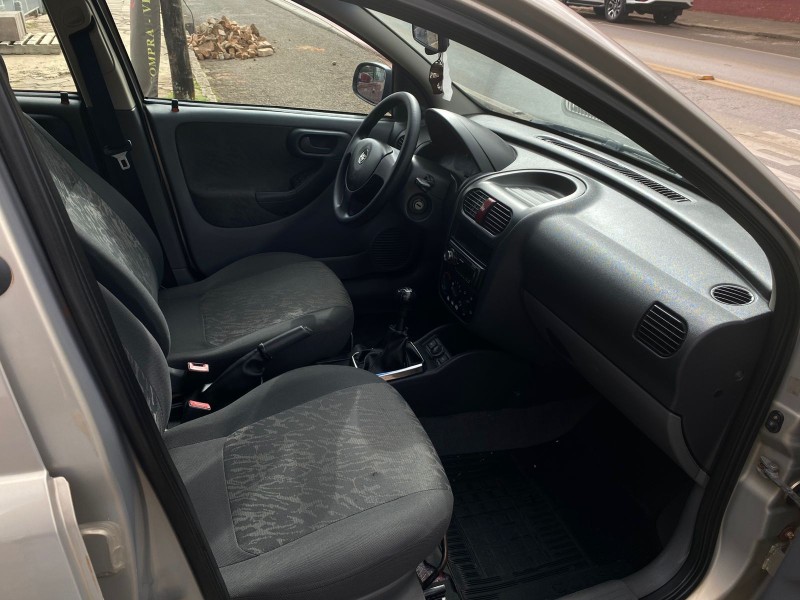 CORSA 1.8 MPFI PREMIUM SEDAN 8V FLEX 4P MANUAL - 2005 - VACARIA