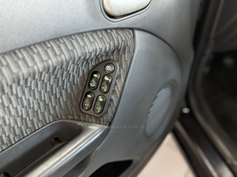 FIESTA 1.6 SE SEDAN 16V FLEX 4P MANUAL - 2005 - CAXIAS DO SUL