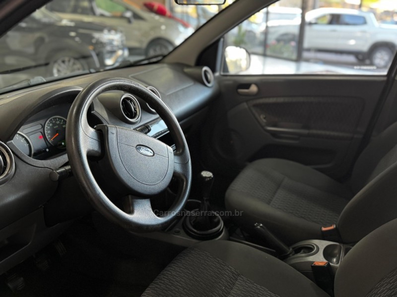 FIESTA 1.6 SE SEDAN 16V FLEX 4P MANUAL - 2005 - CAXIAS DO SUL