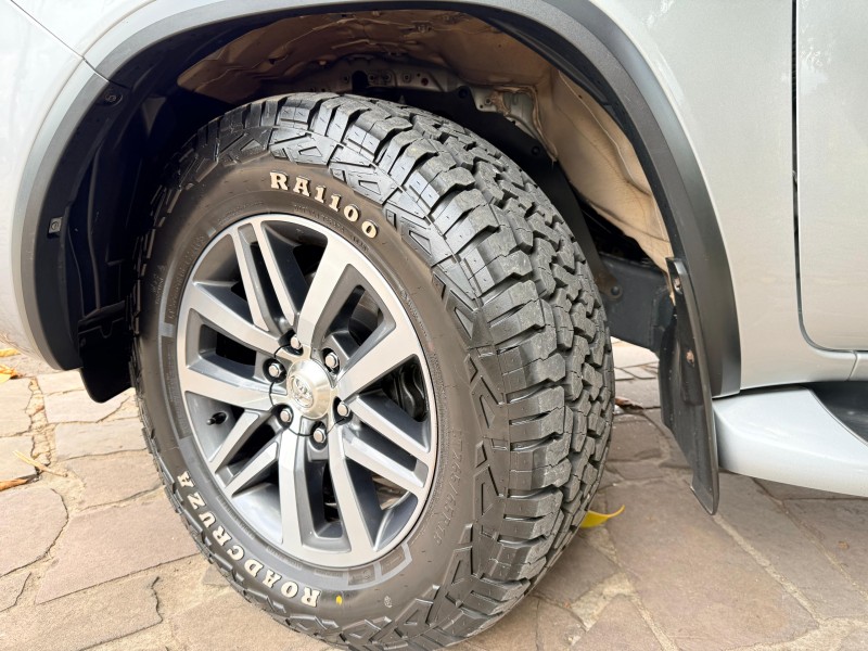 HILUX SW4 2.8 SRX 4X4 7 LUGARES 16V TURBO INTERCOOLER DIESEL 4P AUTOMÁTICO - 2016 - TRêS COROAS