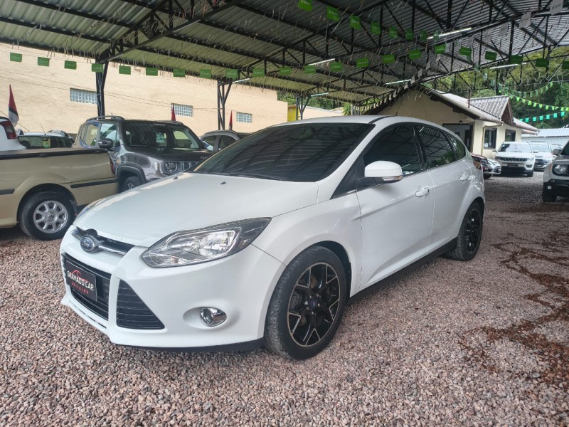 focus 2.0 titanium 16v flex 4p automatico 2014 canela