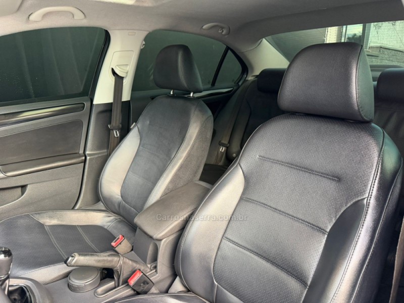 JETTA 2.0 COMFORTLINE FLEX 4P MANUAL - 2011 - ESTâNCIA VELHA