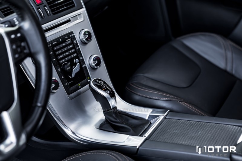 XC60 2.0 D5 MOMENTUM AWD DIESEL 4P AUTOMÁTICO - 2017 - PORTO ALEGRE