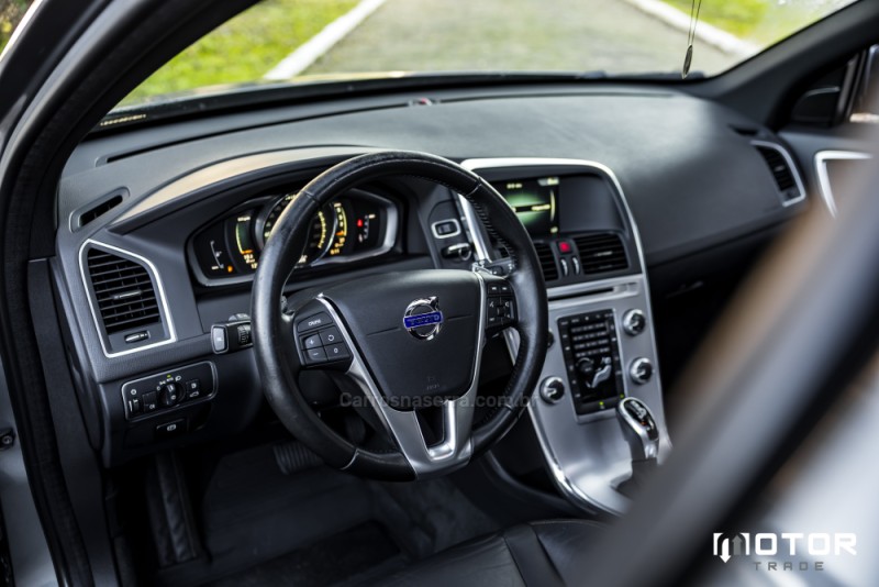 XC60 2.0 D5 MOMENTUM AWD DIESEL 4P AUTOMÁTICO - 2017 - PORTO ALEGRE