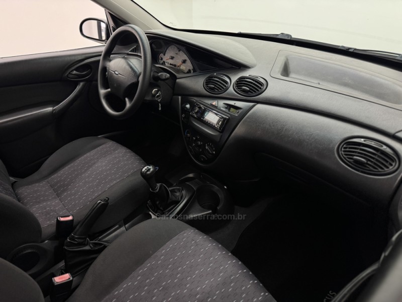 FOCUS 1.6 8V GASOLINA 4P MANUAL - 2004 - CARLOS BARBOSA