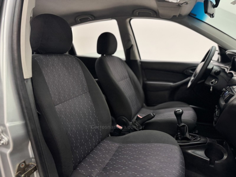 FOCUS 1.6 8V GASOLINA 4P MANUAL - 2004 - CARLOS BARBOSA