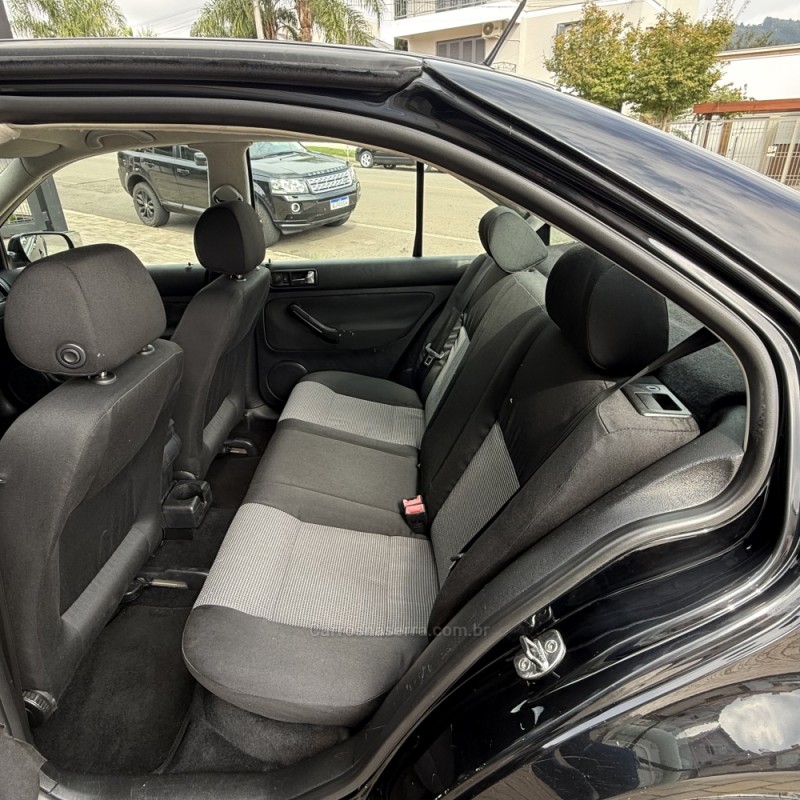 BORA 2.0 MI 8V GASOLINA 4P MANUAL - 2007 - GUAPORé