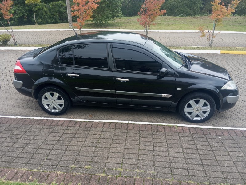 MÉGANE 2.0 DYNAMIQUE SEDAN 16V GASOLINA 4P MANUAL - 2008 - CAXIAS DO SUL