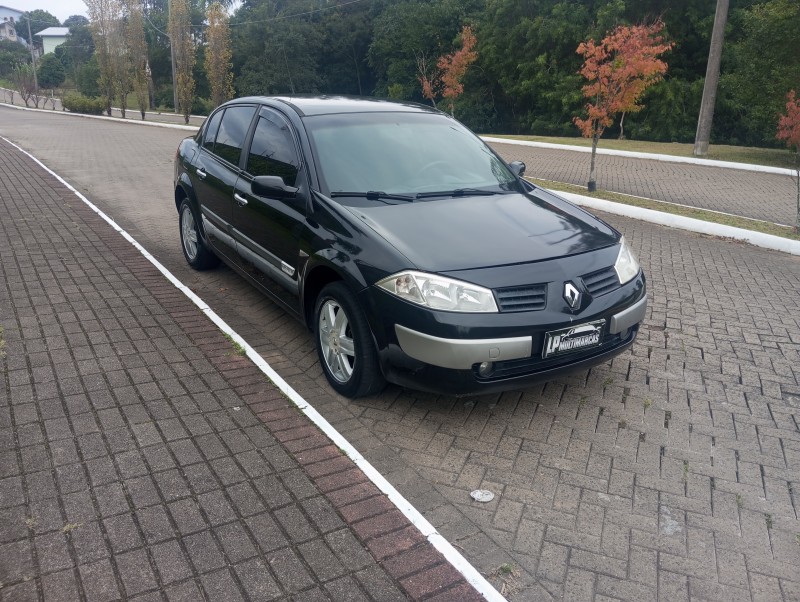 MÉGANE 2.0 DYNAMIQUE SEDAN 16V GASOLINA 4P MANUAL - 2008 - CAXIAS DO SUL