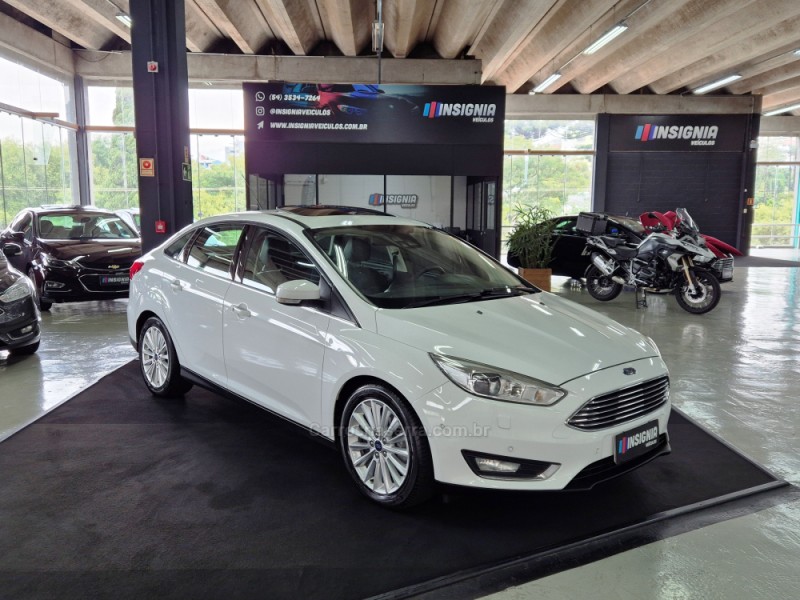 FOCUS 2.0 TITANIUM PLUS FASTBACK 16V FLEX 4P AUTOMÁTICO - 2016 - CAXIAS DO SUL
