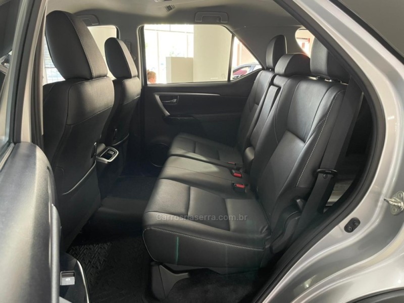 HILUX SW4 2.8 4X4 SRX PLATINUM TURBO 7 LUGARES DIESEL 4P AUTOMÁTICO - 2024 - CAXIAS DO SUL