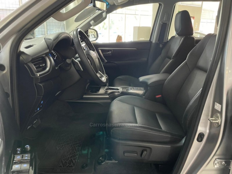 HILUX SW4 2.8 4X4 SRX PLATINUM TURBO 7 LUGARES DIESEL 4P AUTOMÁTICO - 2024 - CAXIAS DO SUL