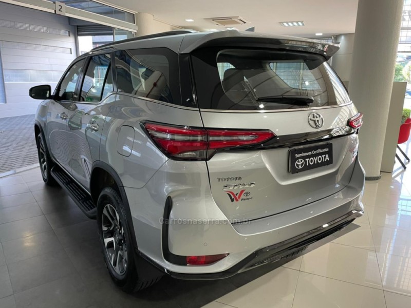 HILUX SW4 2.8 4X4 SRX PLATINUM TURBO 7 LUGARES DIESEL 4P AUTOMÁTICO - 2024 - CAXIAS DO SUL