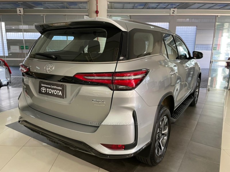 HILUX SW4 2.8 4X4 SRX PLATINUM TURBO 7 LUGARES DIESEL 4P AUTOMÁTICO - 2024 - CAXIAS DO SUL