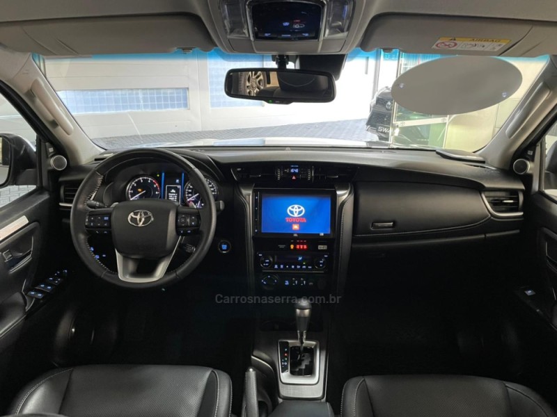 HILUX SW4 2.8 4X4 SRX PLATINUM TURBO 7 LUGARES DIESEL 4P AUTOMÁTICO - 2024 - CAXIAS DO SUL