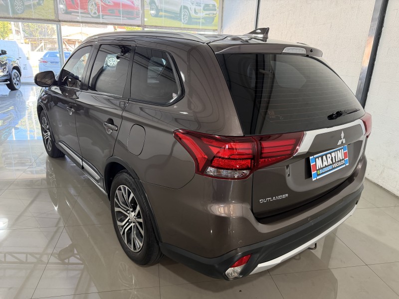 OUTLANDER 2.0 COMFORT 16V GASOLINA 4P AUTOMÁTICO - 2018 - CAXIAS DO SUL