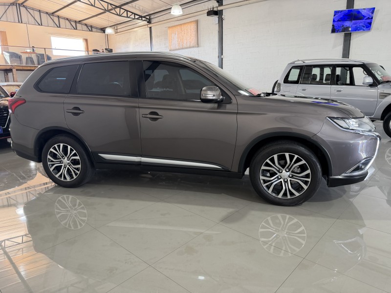 OUTLANDER 2.0 COMFORT 16V GASOLINA 4P AUTOMÁTICO - 2018 - CAXIAS DO SUL