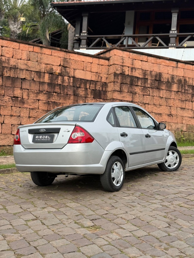 FIESTA 1.6 MPI CLASS SEDAN 8V FLEX 4P MANUAL - 2006 - VENâNCIO AIRES