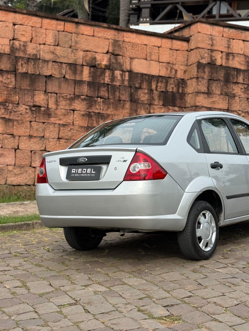 FIESTA 1.6 MPI CLASS SEDAN 8V FLEX 4P MANUAL - 2006 - VENâNCIO AIRES