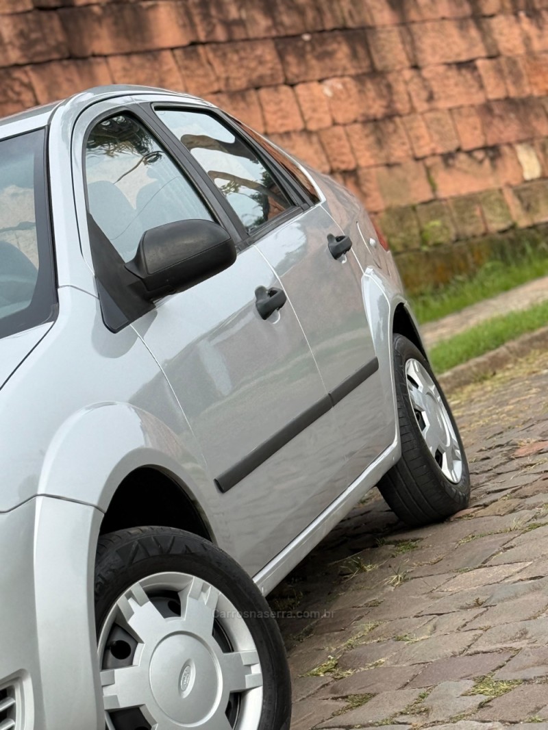 FIESTA 1.6 MPI CLASS SEDAN 8V FLEX 4P MANUAL - 2006 - VENâNCIO AIRES