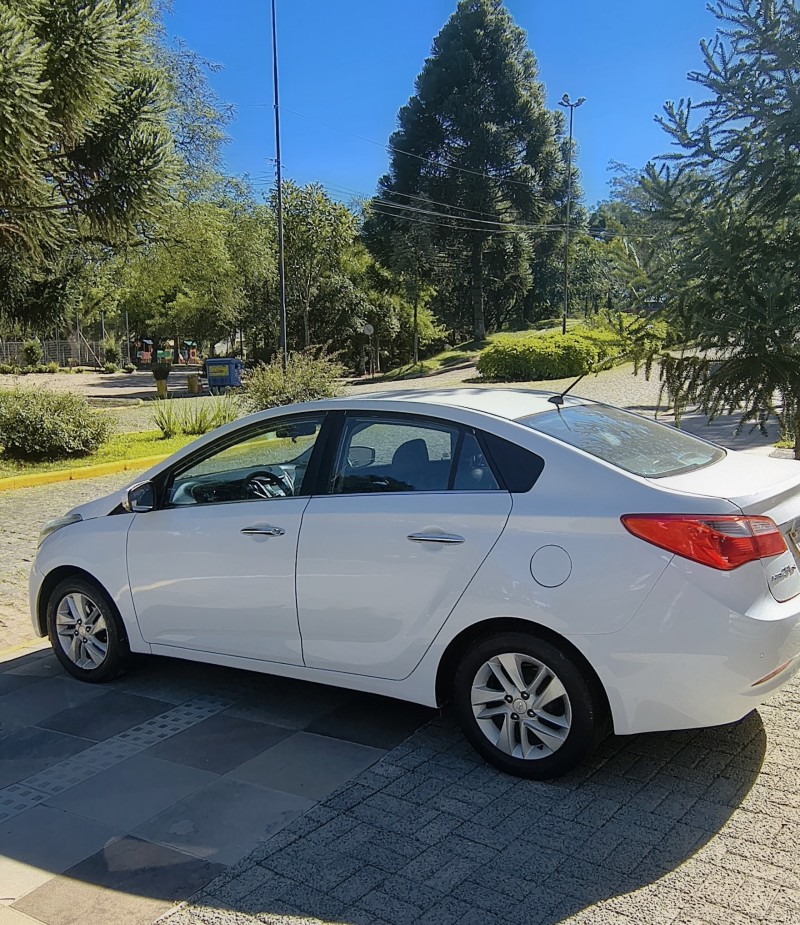 HB20S 1.6 COMFORT PLUS 16V FLEX 4P AUTOMÁTICO - 2015 - FARROUPILHA