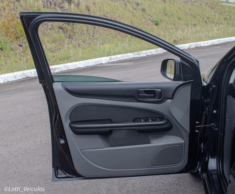 FOCUS 2.0 FC 16V GASOLINA 4P MANUAL - 2011 - FARROUPILHA