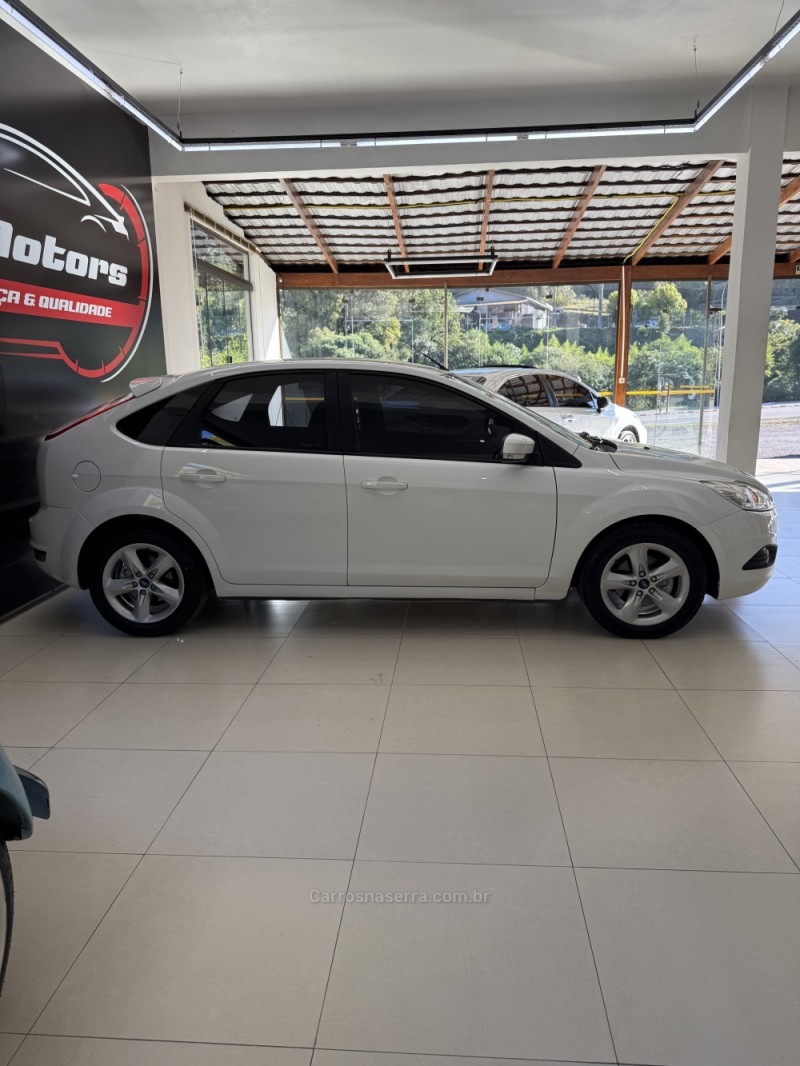 FOCUS 1.6 GLX 16V FLEX 4P MANUAL - 2013 - FARROUPILHA