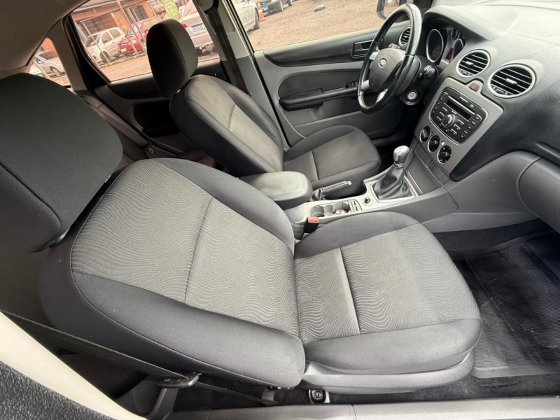FOCUS 1.6 GLX 16V FLEX 4P MANUAL - 2011 - FARROUPILHA