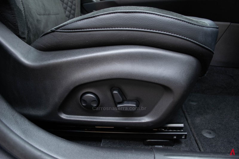 COMPASS 2.0 HURRICANE BLACKHAWK 4X4 TURBO GASOLINA 4P AUTOMÁTICO - 2025 - GARIBALDI