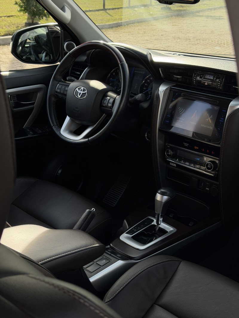HILUX SW4 2.7 SRV 4X2 16V FLEX 7 LUGARES 4P AUTOMÁTICO - 2019 - ANTôNIO PRADO
