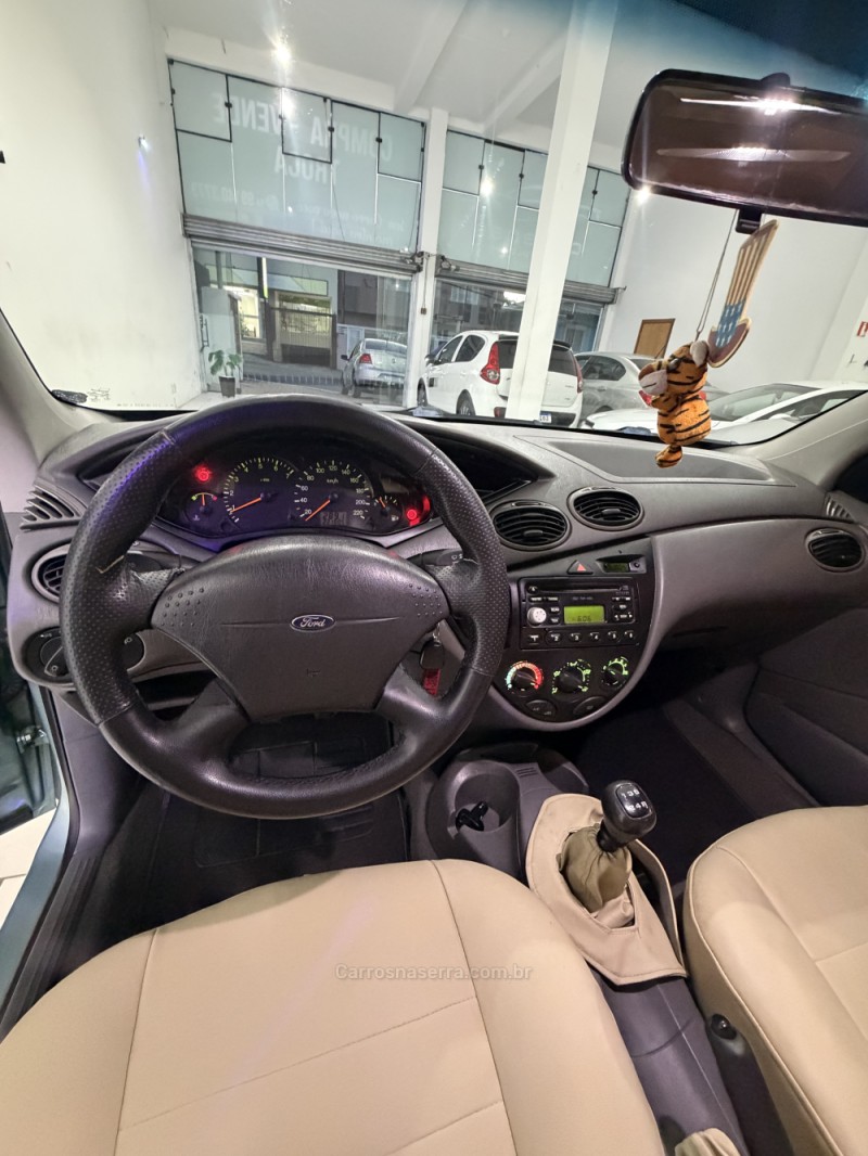 FOCUS 2.0 GHIA 16V FLEX 4P MANUAL - 2001 - CAXIAS DO SUL