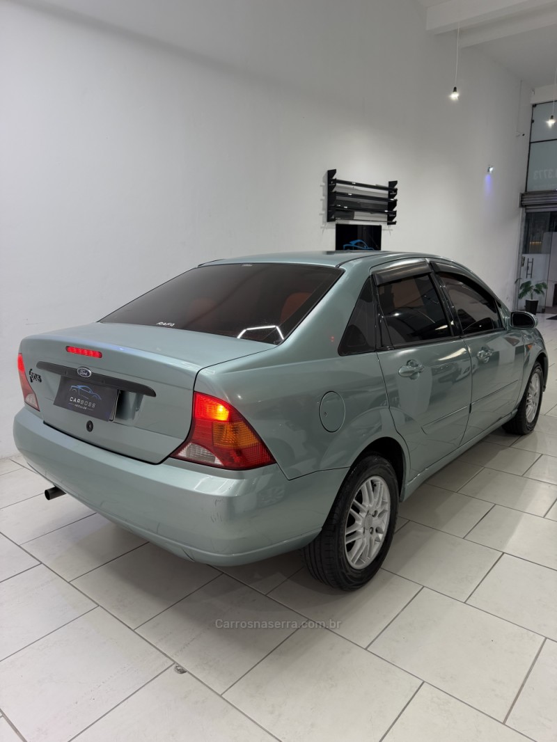 FOCUS 2.0 GHIA 16V FLEX 4P MANUAL - 2001 - CAXIAS DO SUL